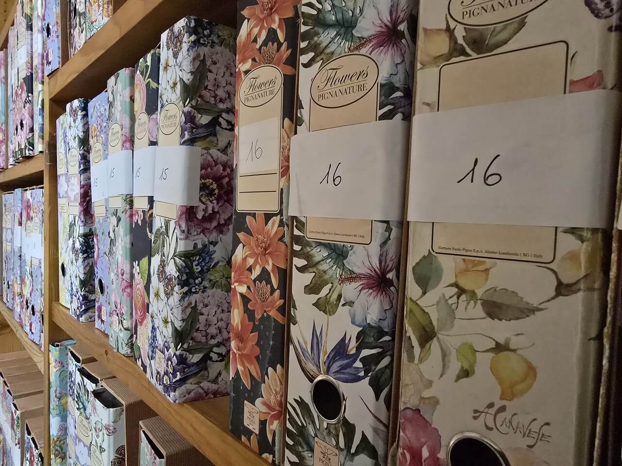 Immagine a scorrimento nei banner della pagina; mostra degli archivi su di uno scaffale.